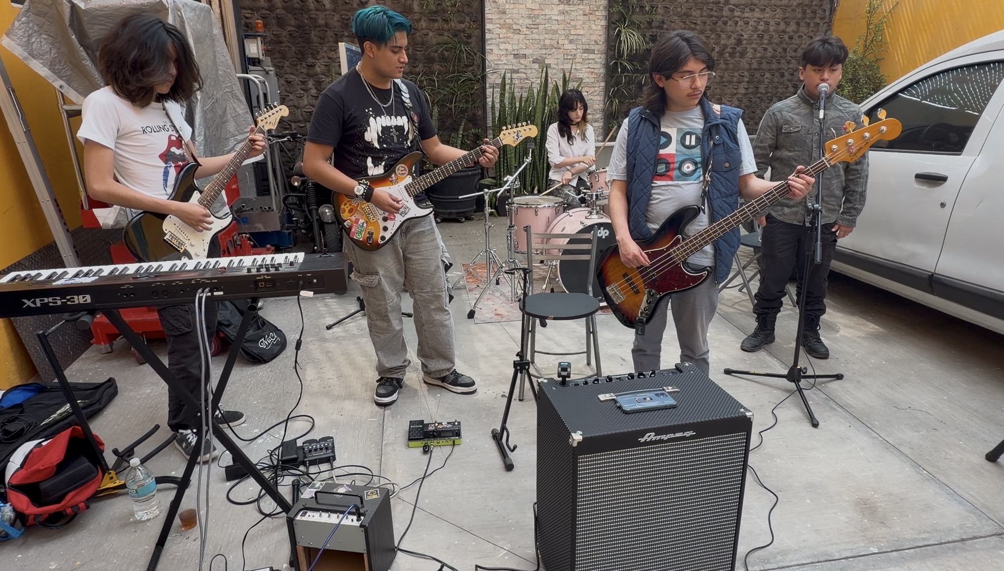 Foto real de la banda EpsilonRock ensayando en patio
